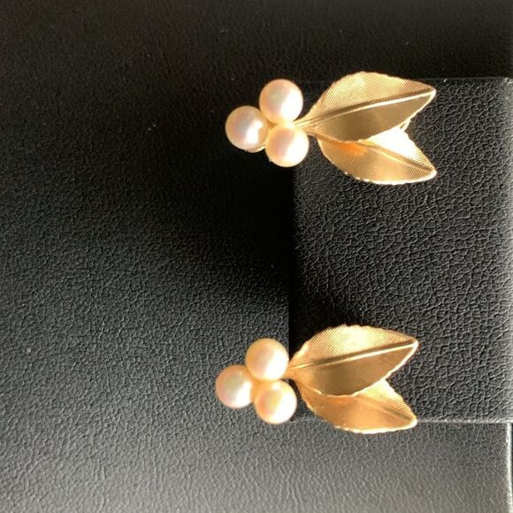 Lovely Vintage Genuine Pearls in Brushed Gold Leaves Brooch n CLIP Earrings Set - Picture 4 of 5